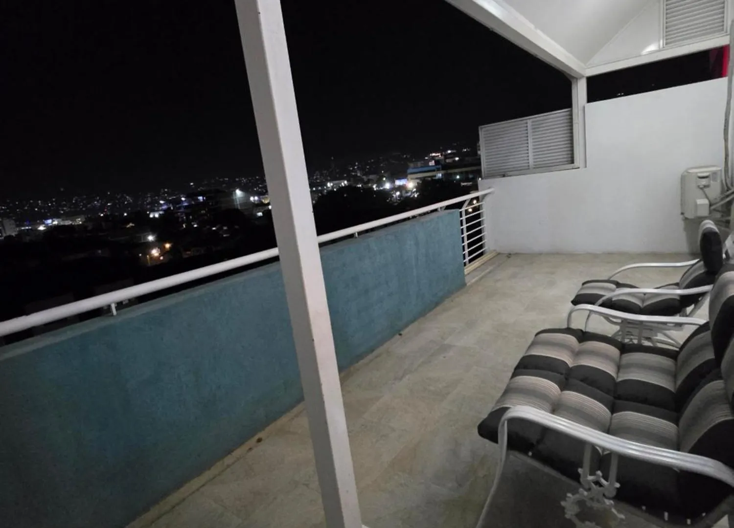 Charming Serene Penthouse With Pool & Gym New Kingston Lejlighed