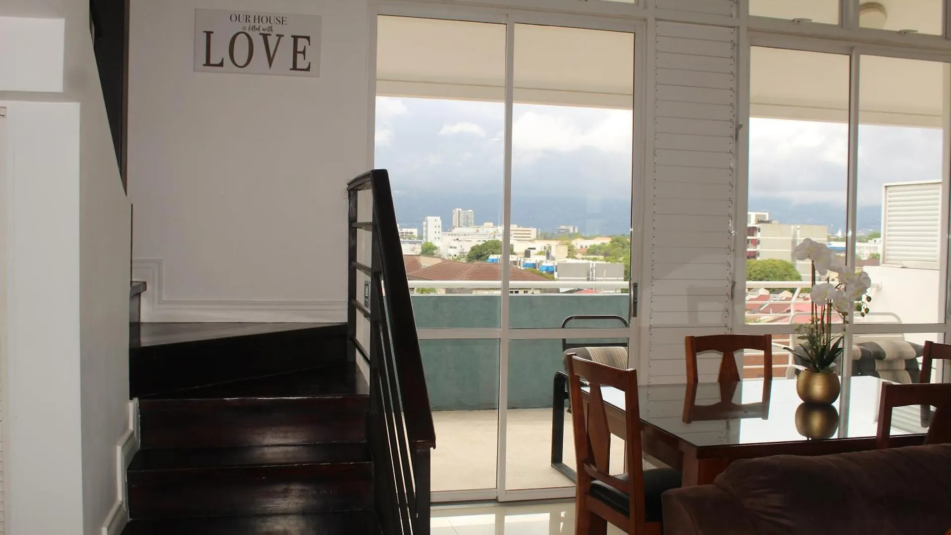 Charming Serene Penthouse With Pool & Gym New Кингстон